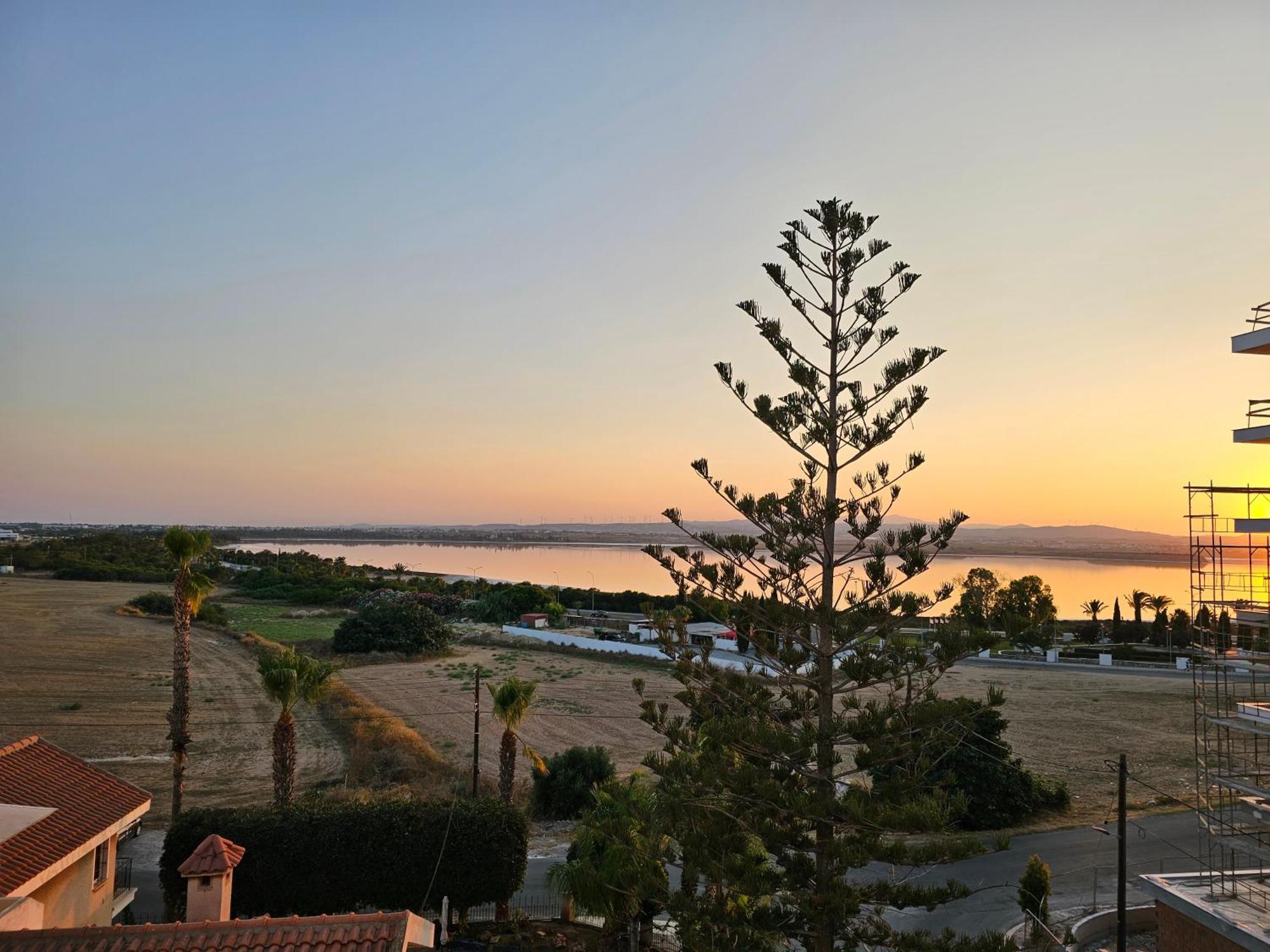 Majestic Sunset Salt Lake Views 300M From Beach Larnaca Esterno foto