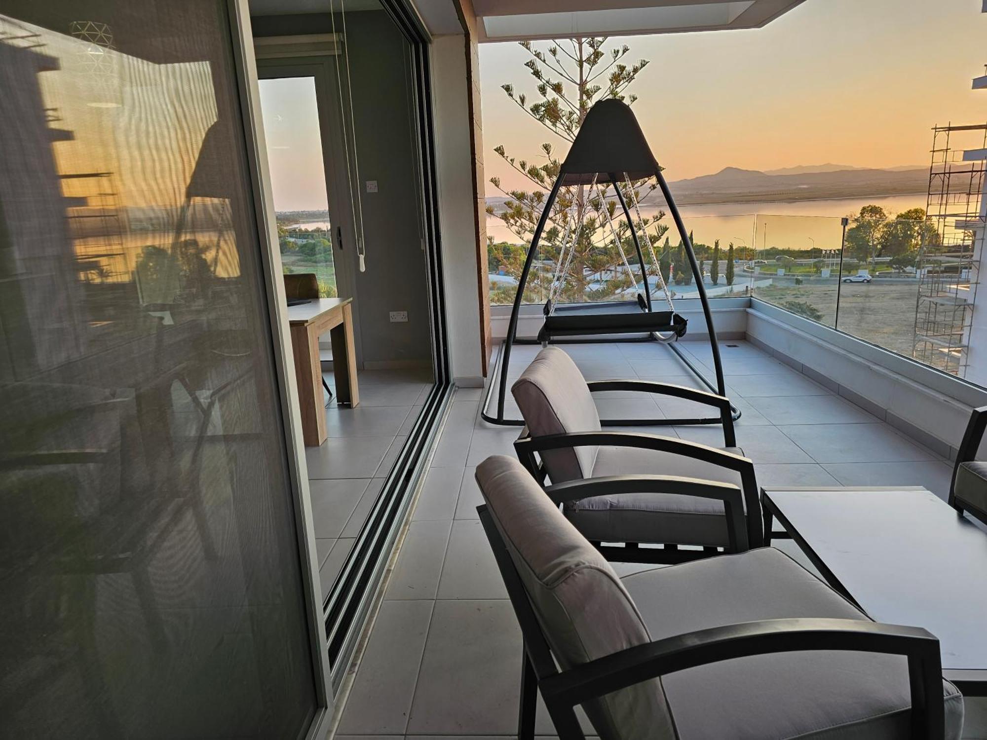 Appartamento Majestic Sunset Salt Lake Views 300M From Beach Larnaca Esterno foto